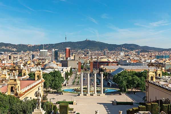 La città di Barcellona vista dalla collina del Montjuïc (attrazionibarcellona.it)
